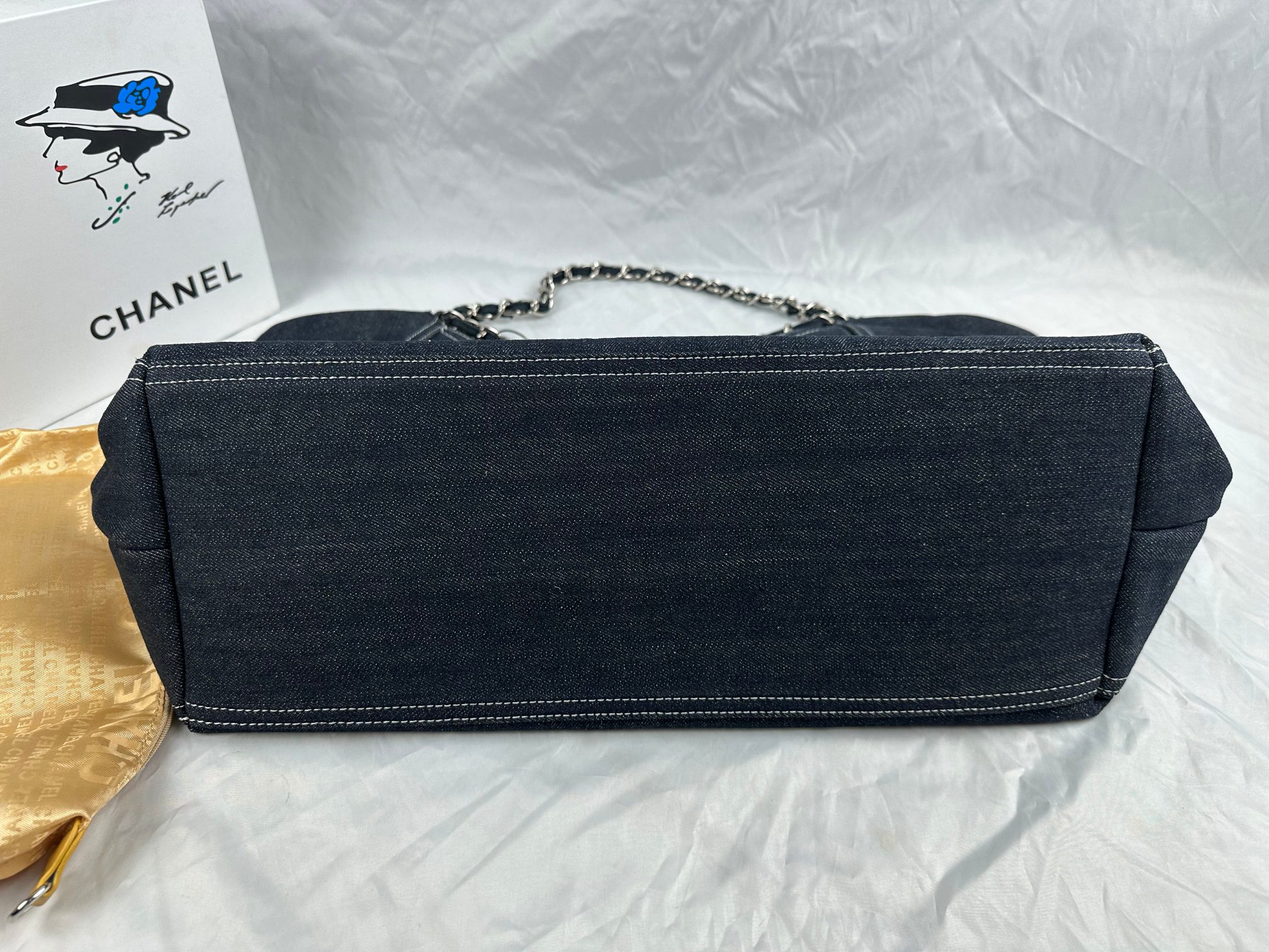 香奈儿牛仔腋下 托特包【CHANEL】香奈儿 2023新款潮流爆款 潮流时尚，元素搭配完全是抓住女孩子的心 Chanel牛仔系列 容量大 自重轻&prime; 谁背谁好看 集美必入 尺寸:底部40x袋口55x高30x厚20，款号327