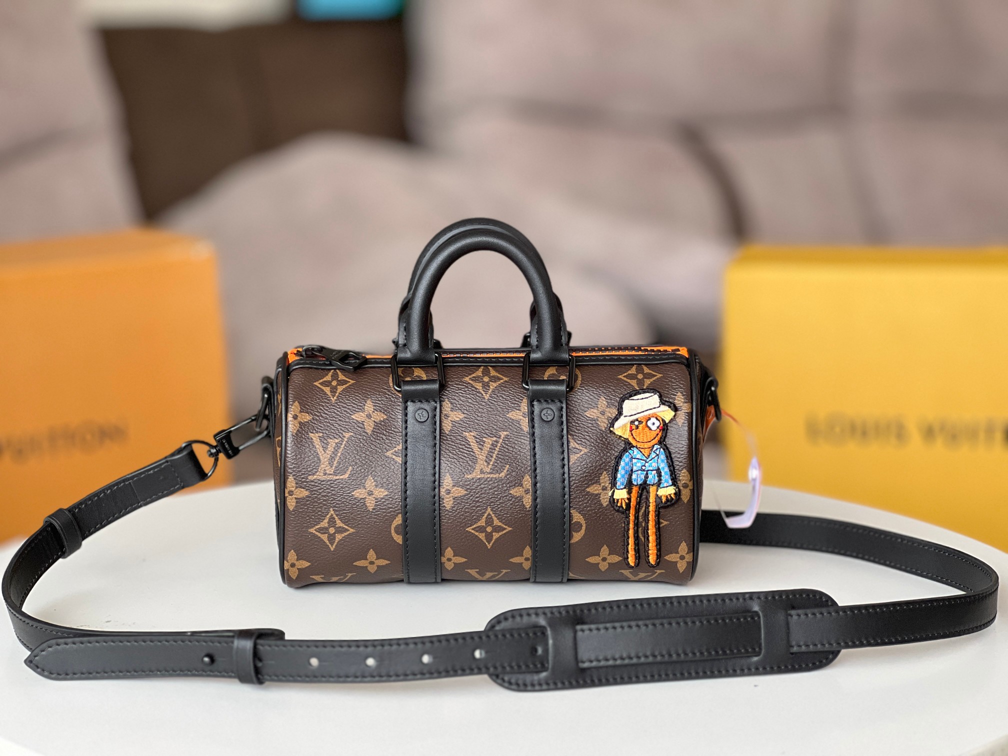 NO:212789,Original single model M80201 Spring and Summer 21 men's clothing show style does not conform to traditional aesthetics and breaks the design limitations. Zoooom with Friends appears in the bag. Release the naughty nature of a boy and create a new visual experience. Men's art director Virgil Abloh upgraded and recreated styles, re-telling classics, legendary singles are reborn. Size 21×10×12cm, LV [top original single], louis vuitton19860909原单型号 M80201春夏21男装秀款 不顺应传统的审美,打破设计局限,Zoooom with Friends 现身包袋.释放少年顽皮天性,创造全新视觉体验.男装艺术总监 Virgil Abloh 升级再造的款式,重述经典,传奇单品变革重生.尺寸21×10×12cm,LV【顶级原单】,louis vuitton,Bag