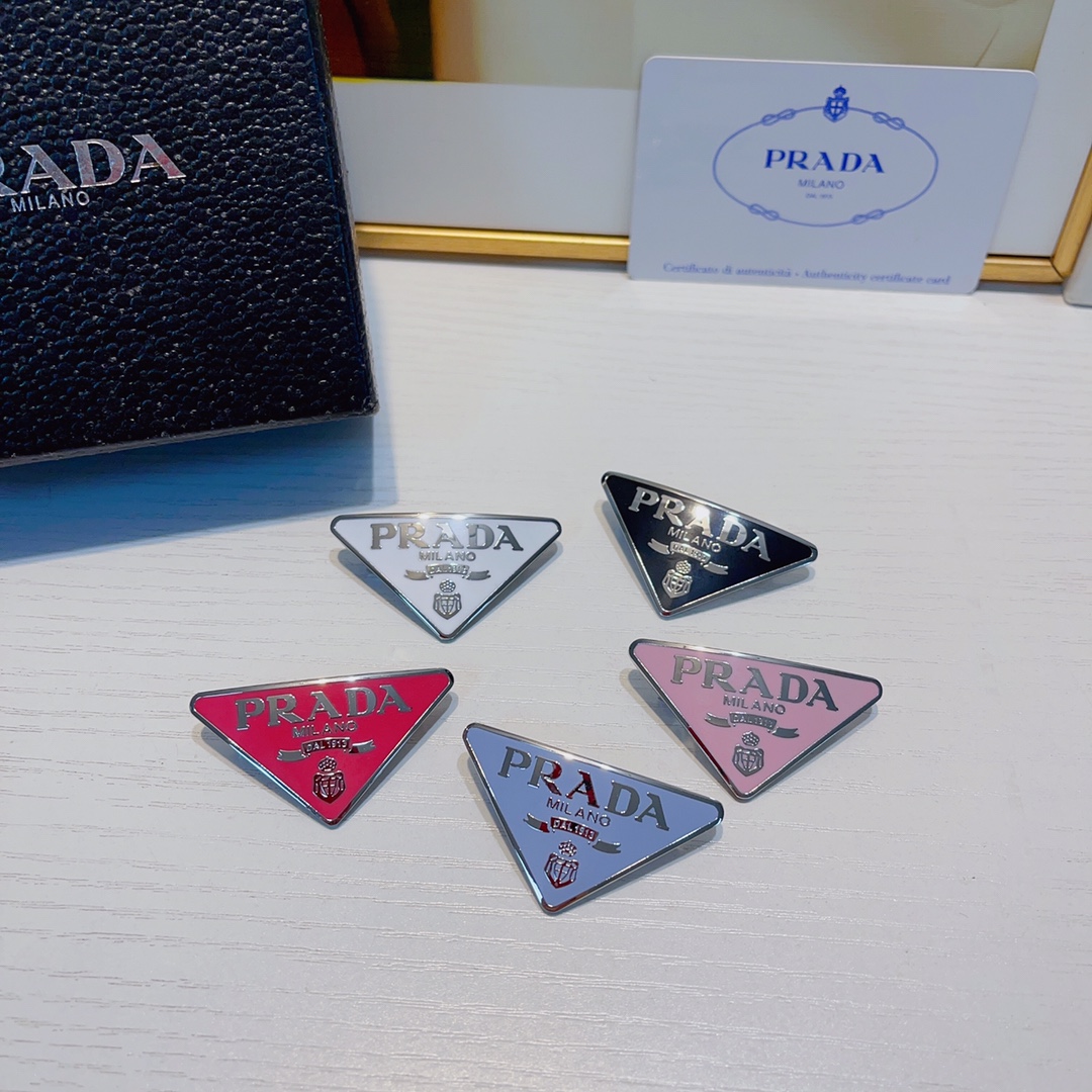 NO:276867,Prada Prada hair clips The same style as the counter, the new triangle △ Hair clip spring clip clip, daily exquisite small items, temperament and versatile little fairy must-have items, treasure style, closed eyes and recommended style (single) hair accessories, hair clips, prada, prada, hairpins19860909Prada普拉达 Prada发夹 专柜同款新款三角△发夹弹簧夹边夹 日常精致小单品 气质百搭小仙女必入单品 宝藏款 闭眼入推荐款（单个）发饰,发夹,prada,prada,hairpins,accessory