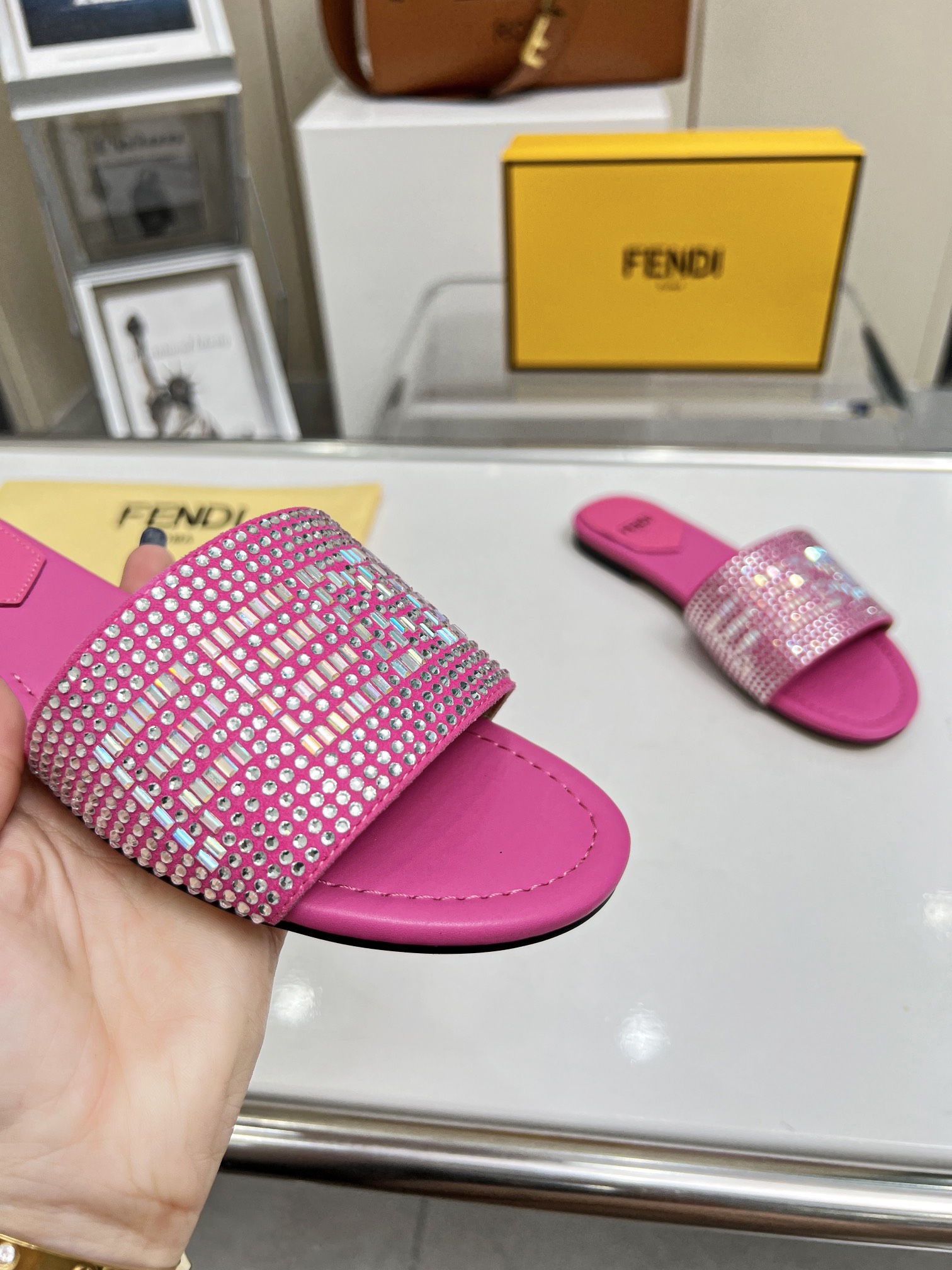 2023 Nueva Temporada Explosión FENDI Fendi Taladro Zapatillas, P210, suela de cuero Plus, 35 - 42 ya