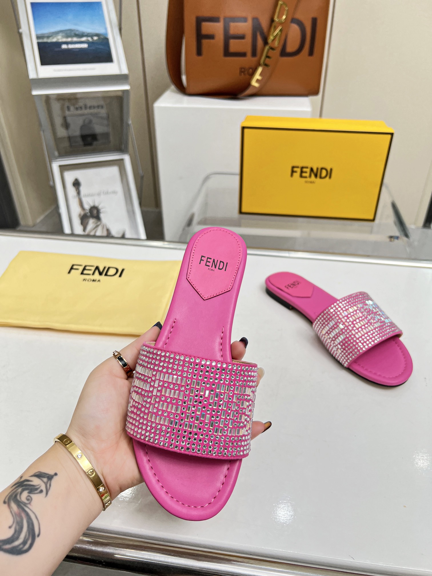 2023 Nueva Temporada Explosión FENDI Fendi Taladro Zapatillas, P210, suela de cuero Plus, 35 - 42 ya