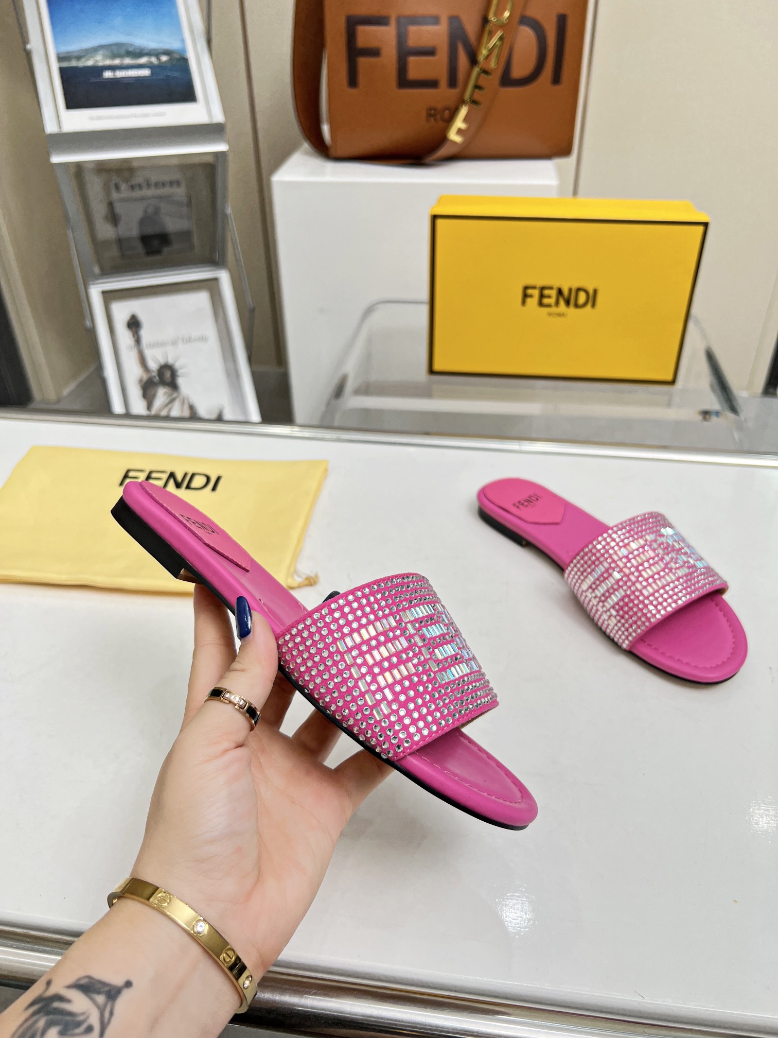2023 Nueva Temporada Explosión FENDI Fendi Taladro Zapatillas, P210, suela de cuero Plus, 35 - 42 ya
