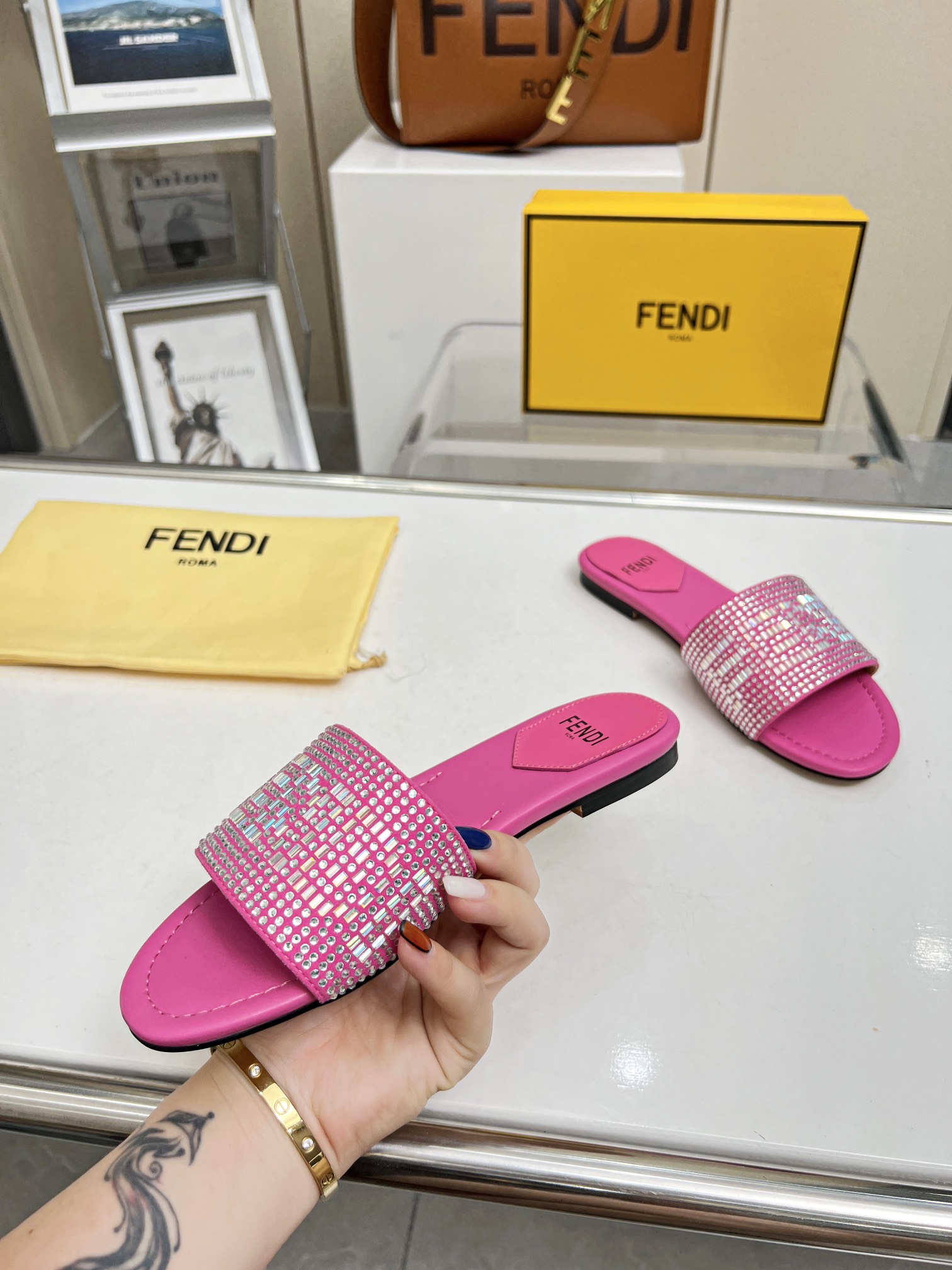 2023 Nueva Temporada Explosión FENDI Fendi Taladro Zapatillas, P210, suela de cuero Plus, 35 - 42 ya
