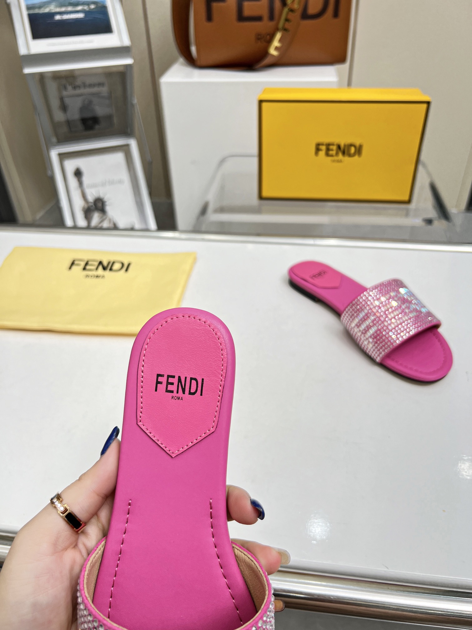 2023 Nueva Temporada Explosión FENDI Fendi Taladro Zapatillas, P210, suela de cuero Plus, 35 - 42 ya