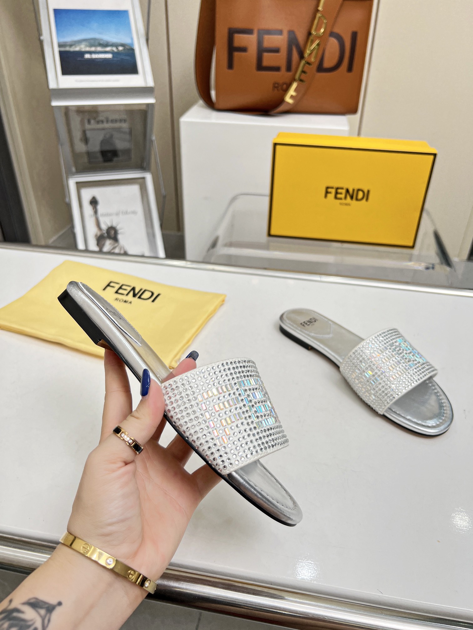 2023 Nueva Temporada Explosión FENDI Fendi Taladro Zapatillas, P210, suela de cuero Plus, 35 - 42 ya