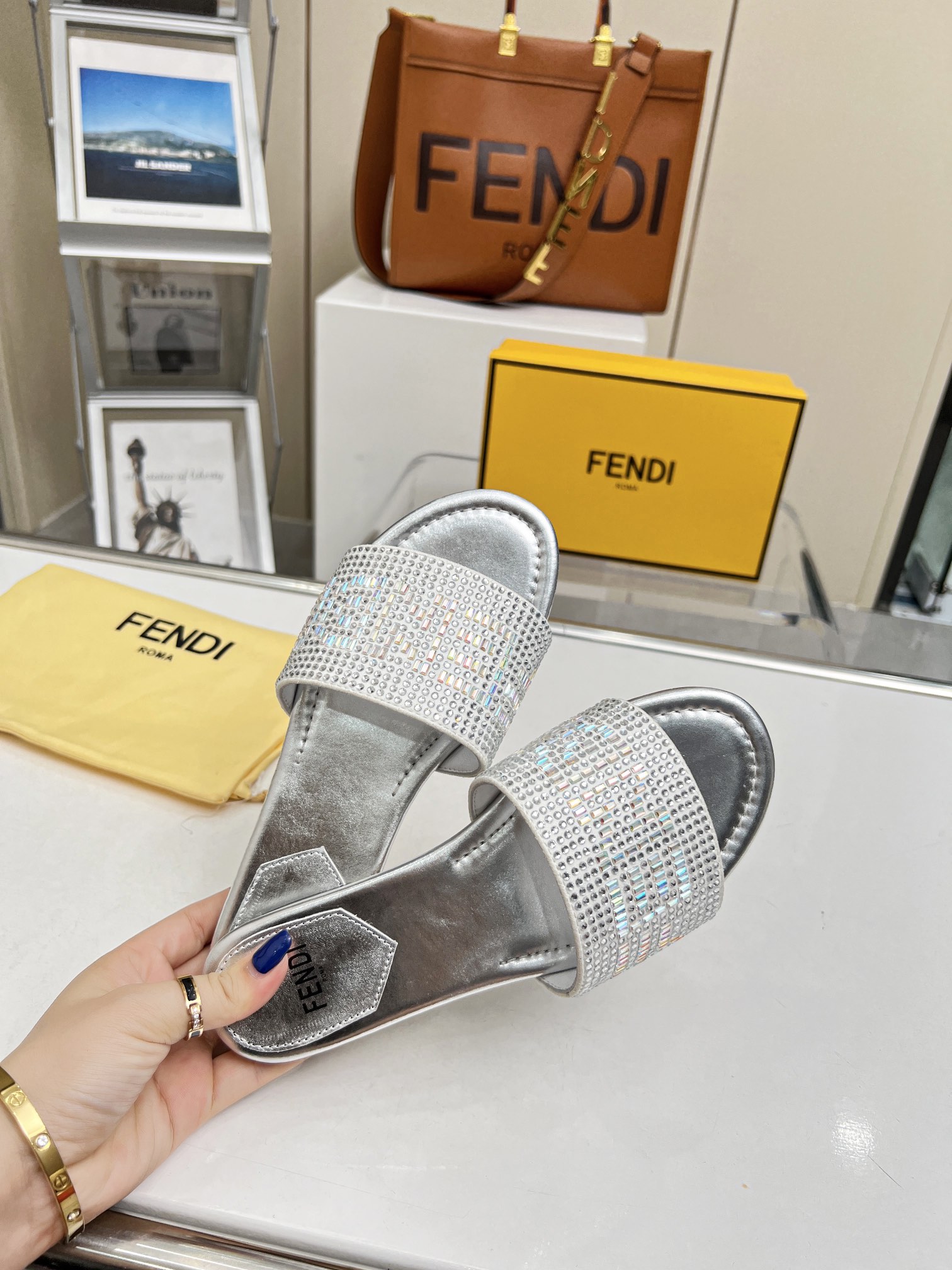 2023 Nueva Temporada Explosión FENDI Fendi Taladro Zapatillas, P210, suela de cuero Plus, 35 - 42 ya