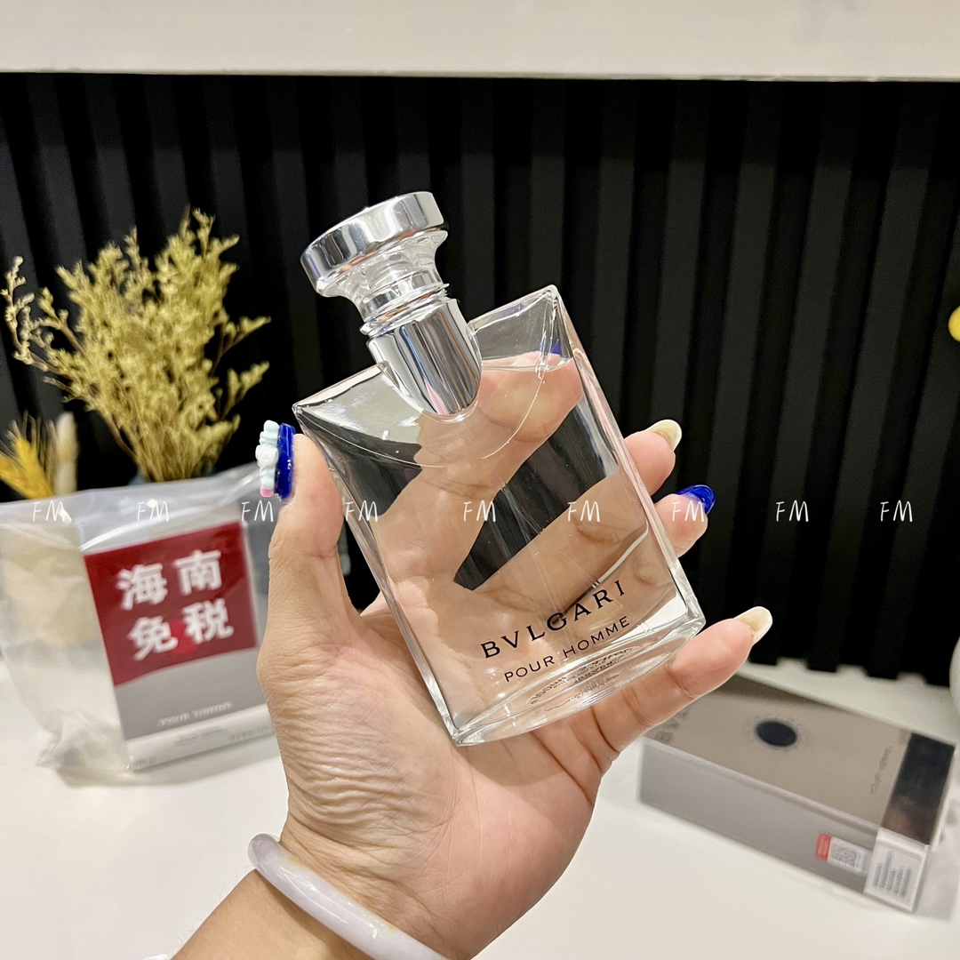 细节实拍” 如果有一瓶香水可以给你清新的感觉让你一闻到就想起自己喜欢的人,那肯定就是宝格丽大吉岭了,男友香温暖阳光干净!男友香温暖阳光干净 女生也可以用哦 ️ 宝格丽大吉岭茶香水100ml原版,杨洋/易烊千玺同款香水,传闻中的男友香,像刚刚洗完澡,窝在被窝里一样温暖,没有甜腻感,而是淡淡的清爽温暖🍃像在太阳下青草地上翻滚,被温暖的怀抱,又像温柔的阳光.我不能给你杨洋/易烊千玺,但是可以给你他们的香味🤩比起爱马仕大地的成熟男士外.大吉岭更适合文艺小清新,爱马仕大地适合30岁左右成熟男士,而大吉岭适合30岁以下小鲜肉💢阳光青春洋溢