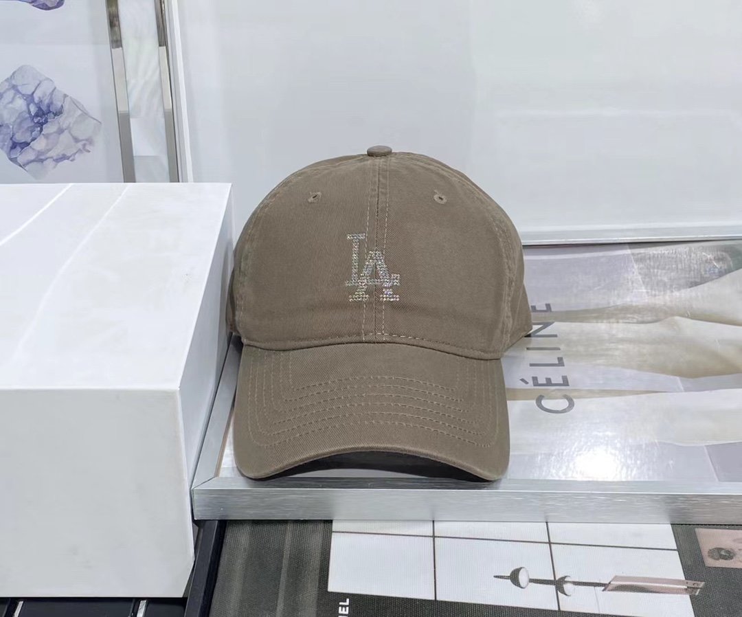La新款马卡龙棒球帽最迷的是它的颜色