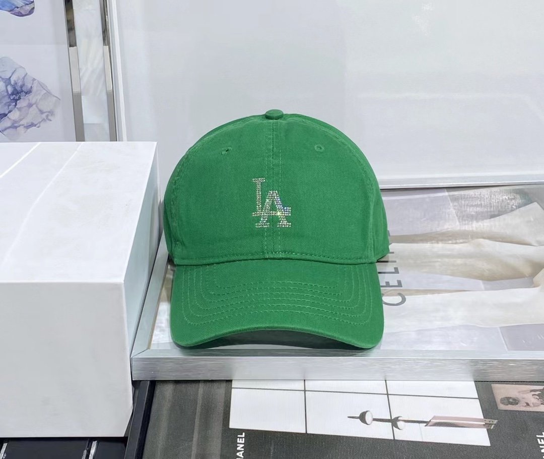 La新款马卡龙棒球帽最迷的是它的颜色