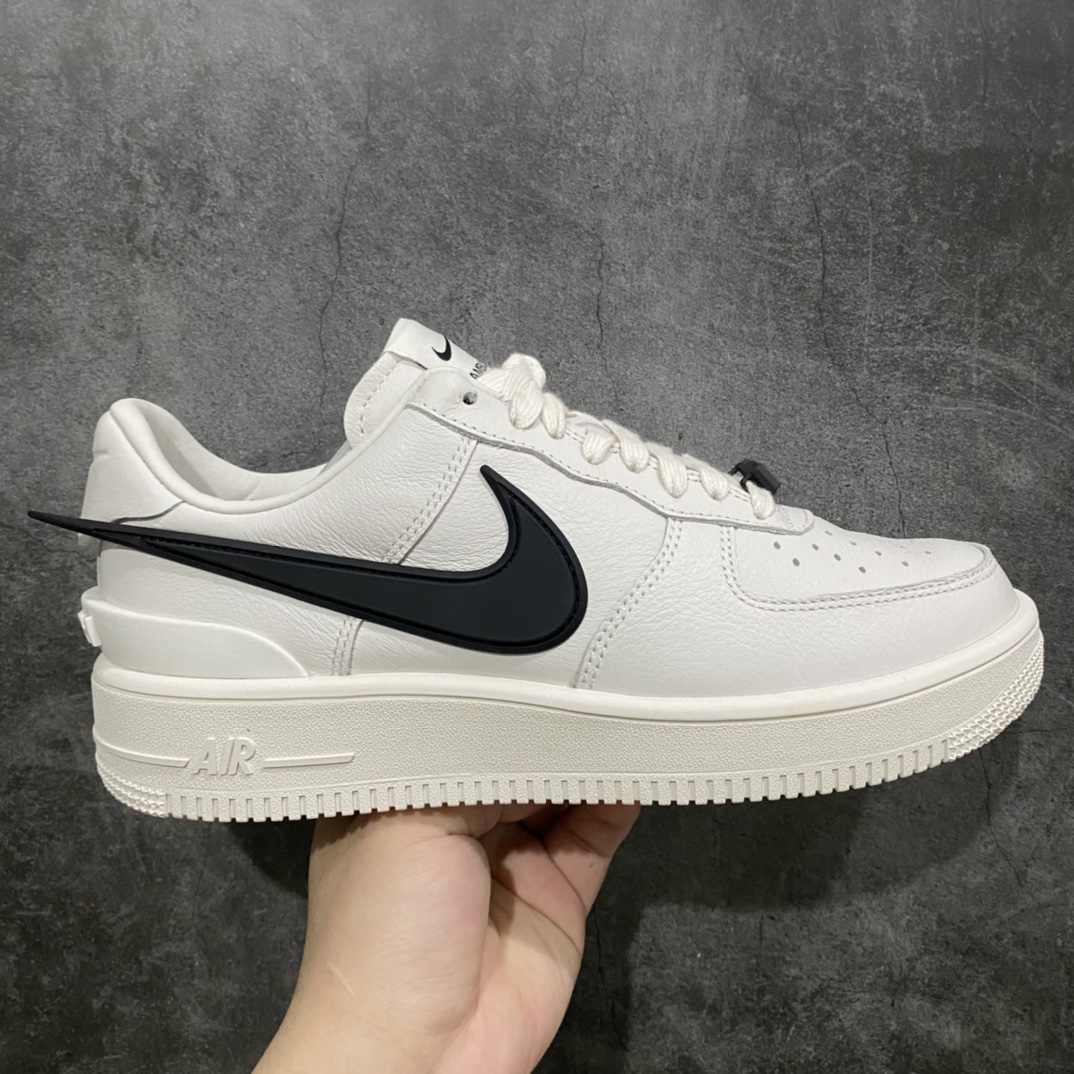 【LJR版】 Ambush x AF1 Air Force 1 Low 空军一号低帮运动板鞋 联名大钩白黑 DV3464-002顶峰相见 市场最优版本 完美品控 全套原原楦纸版原厂Prime Asia贝利进口皮料加持 越南原大装底数据 私模大底最大开发至47.5 左右脚Logo不同 注意区分 全鞋电脑针车 工整有序 视觉效果满分 新版鞋撑改用纸团代替 原厂港宝加持完美还原灵魂版型 原盒原配从里到外百分百还原 所有细节均可匹配公司原版 发外贸可100%充正SIZE：36-47.5-莆田鞋批发中心