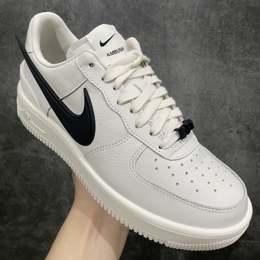 图片[3]-【LJR版】 Ambush x AF1 Air Force 1 Low 空军一号低帮运动板鞋 联名大钩白黑 DV3464-002顶峰相见 市场最优版本 完美品控 全套原原楦纸版原厂Prime Asia贝利进口皮料加持 越南原大装底数据 私模大底最大开发至47.5 左右脚Logo不同 注意区分 全鞋电脑针车 工整有序 视觉效果满分 新版鞋撑改用纸团代替 原厂港宝加持完美还原灵魂版型 原盒原配从里到外百分百还原 所有细节均可匹配公司原版 发外贸可100%充正SIZE：36-47.5-莆田鞋批发中心