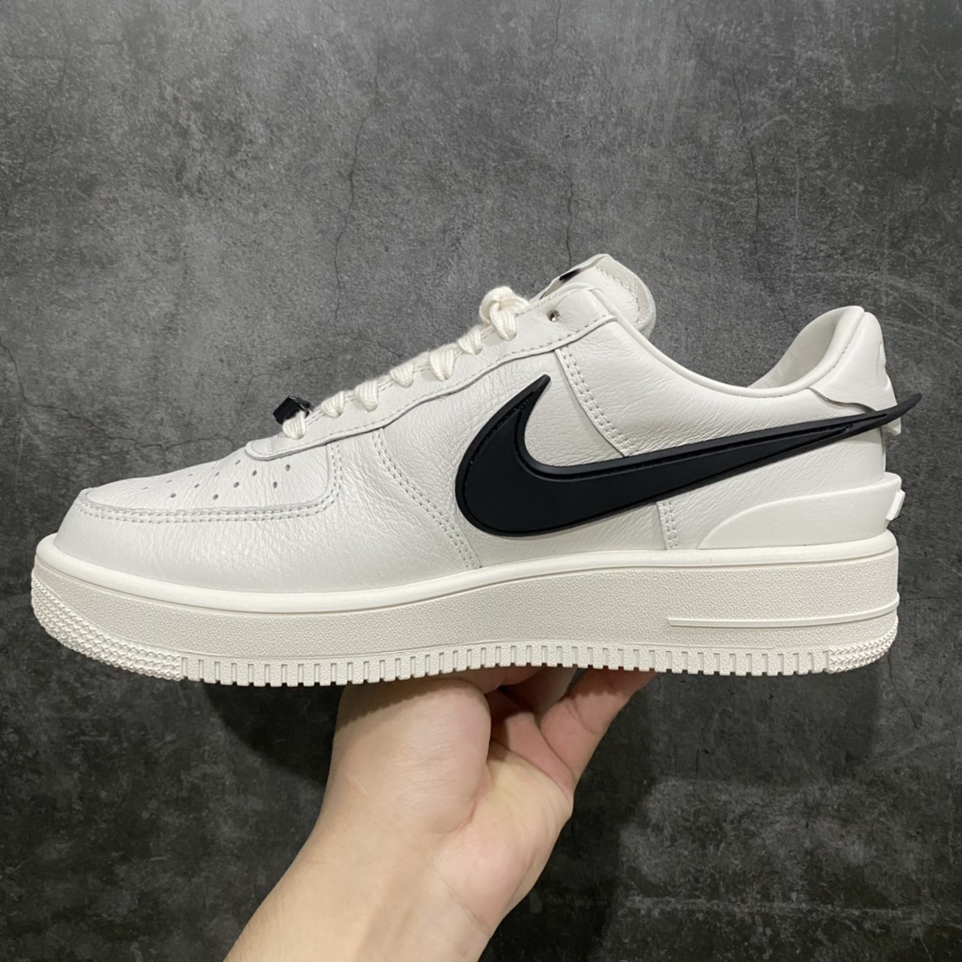 图片[2]-【LJR版】 Ambush x AF1 Air Force 1 Low 空军一号低帮运动板鞋 联名大钩白黑 DV3464-002顶峰相见 市场最优版本 完美品控 全套原原楦纸版原厂Prime Asia贝利进口皮料加持 越南原大装底数据 私模大底最大开发至47.5 左右脚Logo不同 注意区分 全鞋电脑针车 工整有序 视觉效果满分 新版鞋撑改用纸团代替 原厂港宝加持完美还原灵魂版型 原盒原配从里到外百分百还原 所有细节均可匹配公司原版 发外贸可100%充正SIZE：36-47.5-莆田鞋批发中心