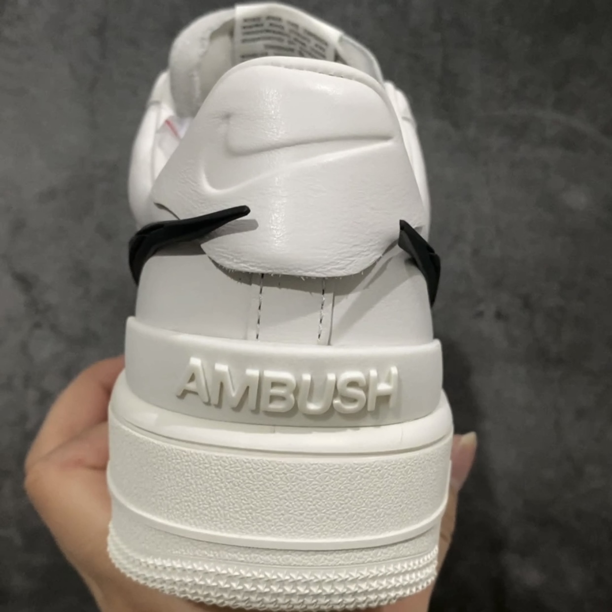 图片[4]-【LJR版】 Ambush x AF1 Air Force 1 Low 空军一号低帮运动板鞋 联名大钩白黑 DV3464-002顶峰相见 市场最优版本 完美品控 全套原原楦纸版原厂Prime Asia贝利进口皮料加持 越南原大装底数据 私模大底最大开发至47.5 左右脚Logo不同 注意区分 全鞋电脑针车 工整有序 视觉效果满分 新版鞋撑改用纸团代替 原厂港宝加持完美还原灵魂版型 原盒原配从里到外百分百还原 所有细节均可匹配公司原版 发外贸可100%充正SIZE：36-47.5-莆田鞋批发中心