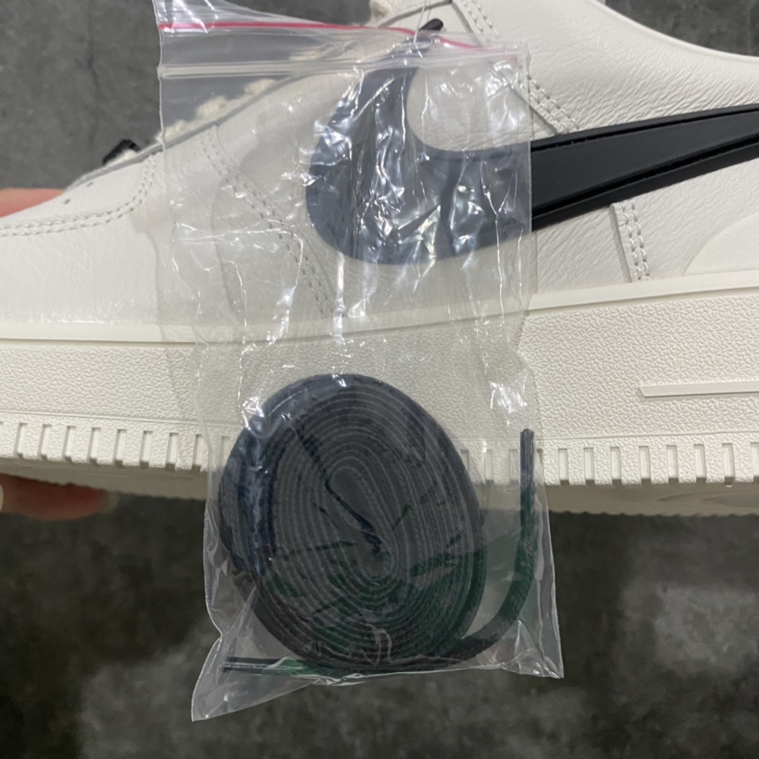 图片[9]-【LJR版】 Ambush x AF1 Air Force 1 Low 空军一号低帮运动板鞋 联名大钩白黑 DV3464-002顶峰相见 市场最优版本 完美品控 全套原原楦纸版原厂Prime Asia贝利进口皮料加持 越南原大装底数据 私模大底最大开发至47.5 左右脚Logo不同 注意区分 全鞋电脑针车 工整有序 视觉效果满分 新版鞋撑改用纸团代替 原厂港宝加持完美还原灵魂版型 原盒原配从里到外百分百还原 所有细节均可匹配公司原版 发外贸可100%充正SIZE：36-47.5-莆田鞋批发中心