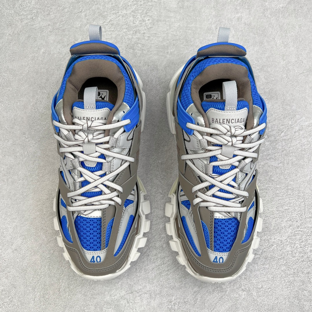 图片[2]-💰460 ＃VG零售版 BALENCIAGA Track Led Trainers 巴黎世家复古灯鞋潮流百搭老爹鞋 充电接口处在Track下方电池容量：单次充电满充可使用16-20小时 在后跟位置增加了可充电 LED 灯带的部分 只需单击「Track」键即可点亮 并设有红、黄、蓝、绿、紫等 11 种不同的灯光模式 大大增加了鞋款的吸睛度 而电量耗尽之后则需要通过附赠的充电线进行充电 成份：47%涤纶 40%聚氨酯纤维 13%Nylon 采用尼龙和网眼布制成 100%不含皮革 尺码饰于足尖 鞋后跟压印Track字样 外底正面压印BB标识 外侧印有Balenciaga印花 鞋舌压印Balenciaga标识 双鞋带以常规方式打结 后帮及鞋舌配有拉环鞋提 动态鞋底设计 为双脚带来后续的助力 50毫米鞋弓 水洗做旧风格 中国制造 此商品提供Balenciaga防尘袋和包装盒 全套原纸板楦头开发 最原汁原味的灵魂版型 全鞋荧光划线卡点 胶水把控整洁度追求极致完美 每一双都是工艺品 多重QC质检 超越公司货的品控标准 实实在在的免检产品 原盒原配 正确字体电绣 粗细、位置、大小正确 侧边TPU 透气孔匹配意产原版 正确分离大底 TPU软底 原版一致大底LOGO 立体感十足 原厂皮料水洗做旧 采购原厂网纱 正常尺码 尺码：35 36 37 38 39 40 41 42 43 44 45 46 编码：by5936030-运动鞋