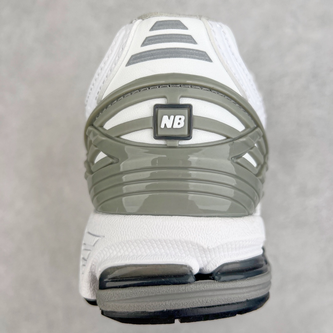 图片[8]-💰240 ＃M纯原 新百伦NB New Balance M1906RE 白银 全套原楦原纸板原厂数据开发 进口三明治网面 原装进口皮料正确绒感卡色 正确中底拉帮中底网布细节 原厂标裁 带紫光防伪 定制后跟透明水晶模块 冲裁组合 大底贴合程度胶水上色把控完美 整洁度挑战全网艺术家 多道序QC把关品质完善 匠心打造 耗时两个月开发完成 工艺极其复杂难度可想而知 新开独立私模大底 全网唯一正确六层组合大底 高端零售专供产物 Size：36 37 37.5 38 38.5 39 40 40.5 41 42 42.5 43 44 45.5 46.5 47 编码：by3936010-运动鞋