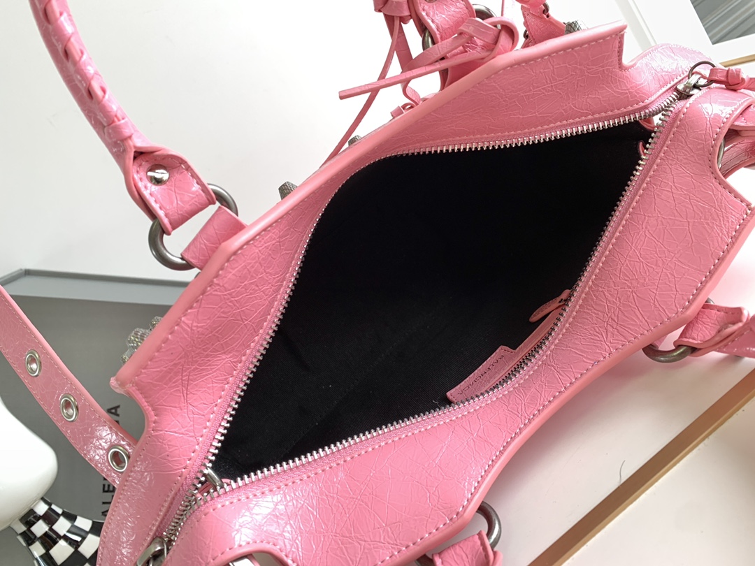 Balenciaga 大号Balenciagα巴黎最新款Neo cagole机车包这次配备了爱心小镜子