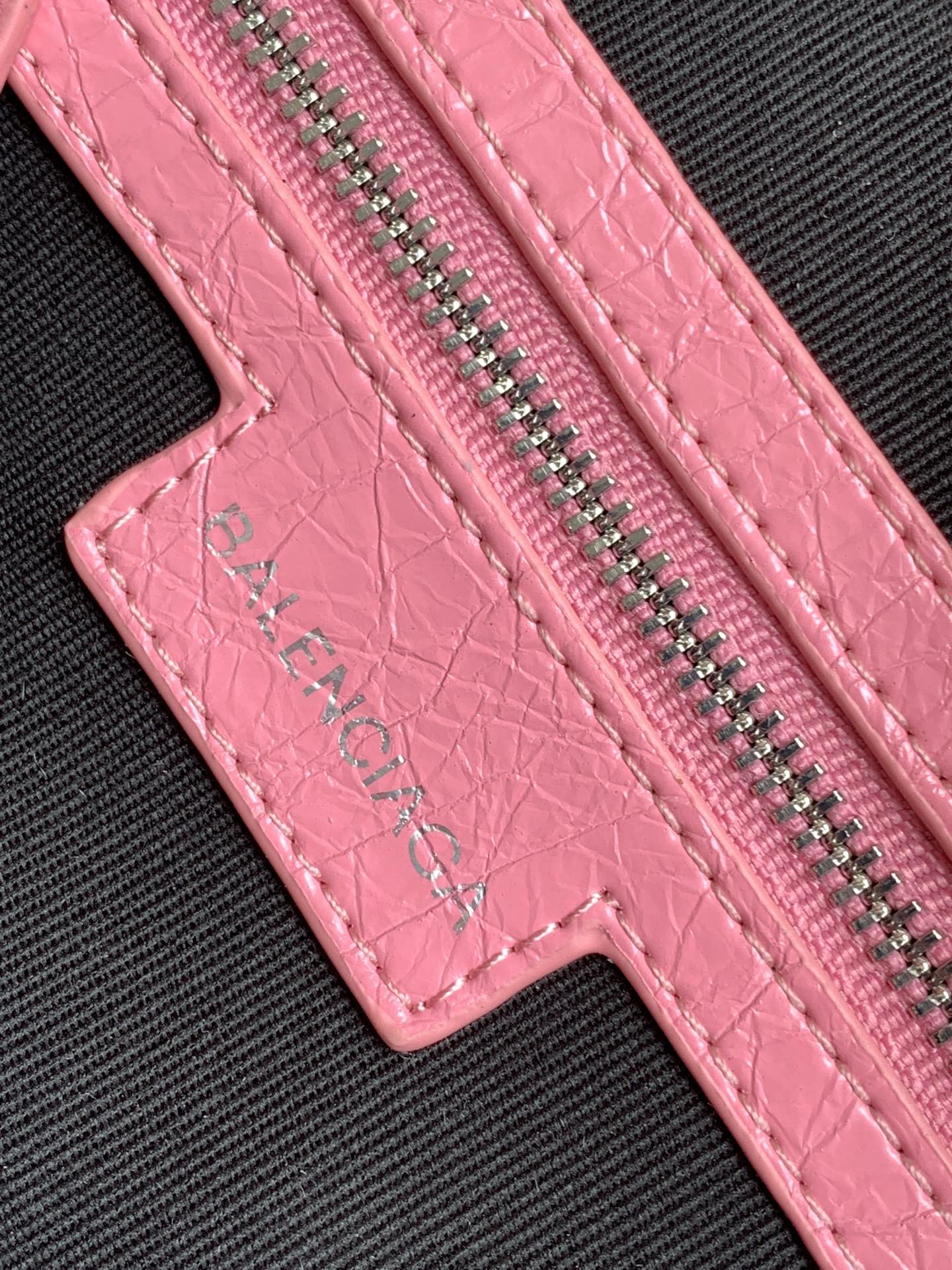 Balenciaga 大号Balenciagα巴黎最新款Neo cagole机车包这次配备了爱心小镜子