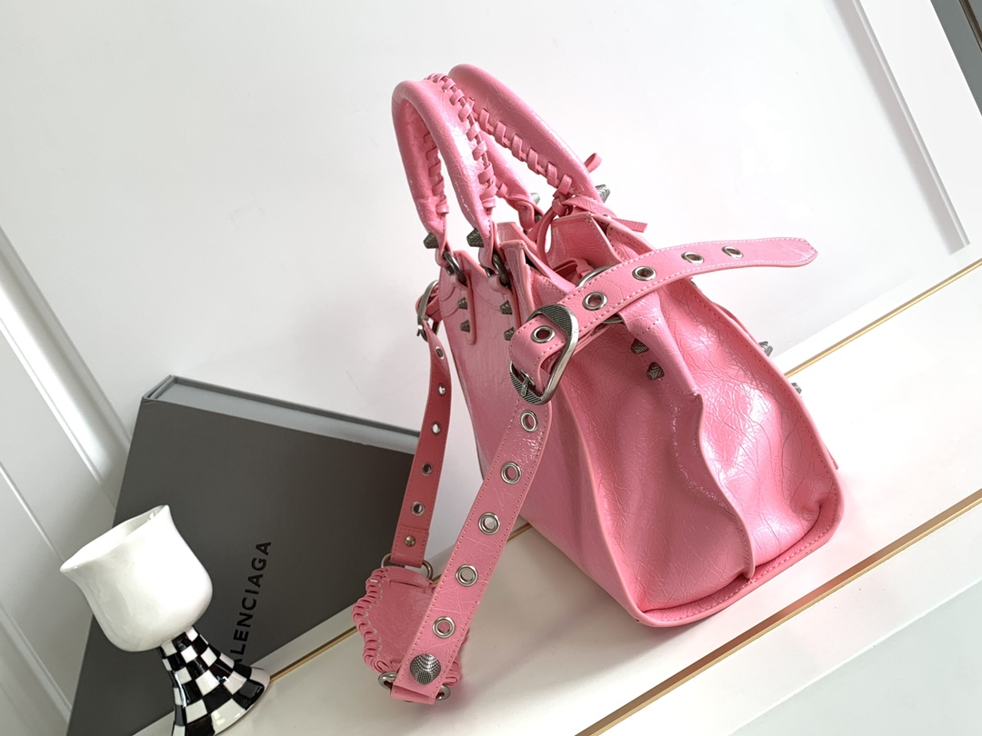 Balenciaga 大号Balenciagα巴黎最新款Neo cagole机车包这次配备了爱心小镜子