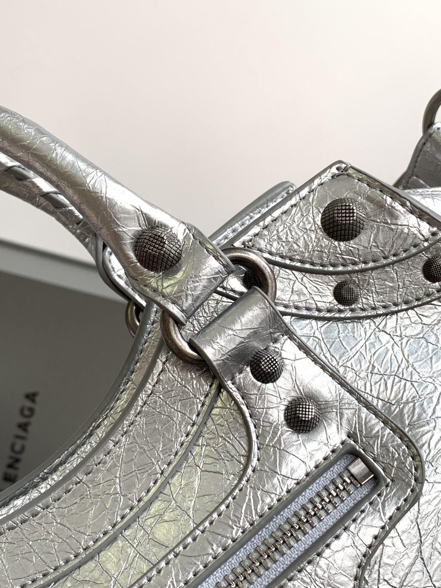 Balenciaga 大号Balenciagα巴黎最新款Neo cagole机车包这次配备了爱心小镜子