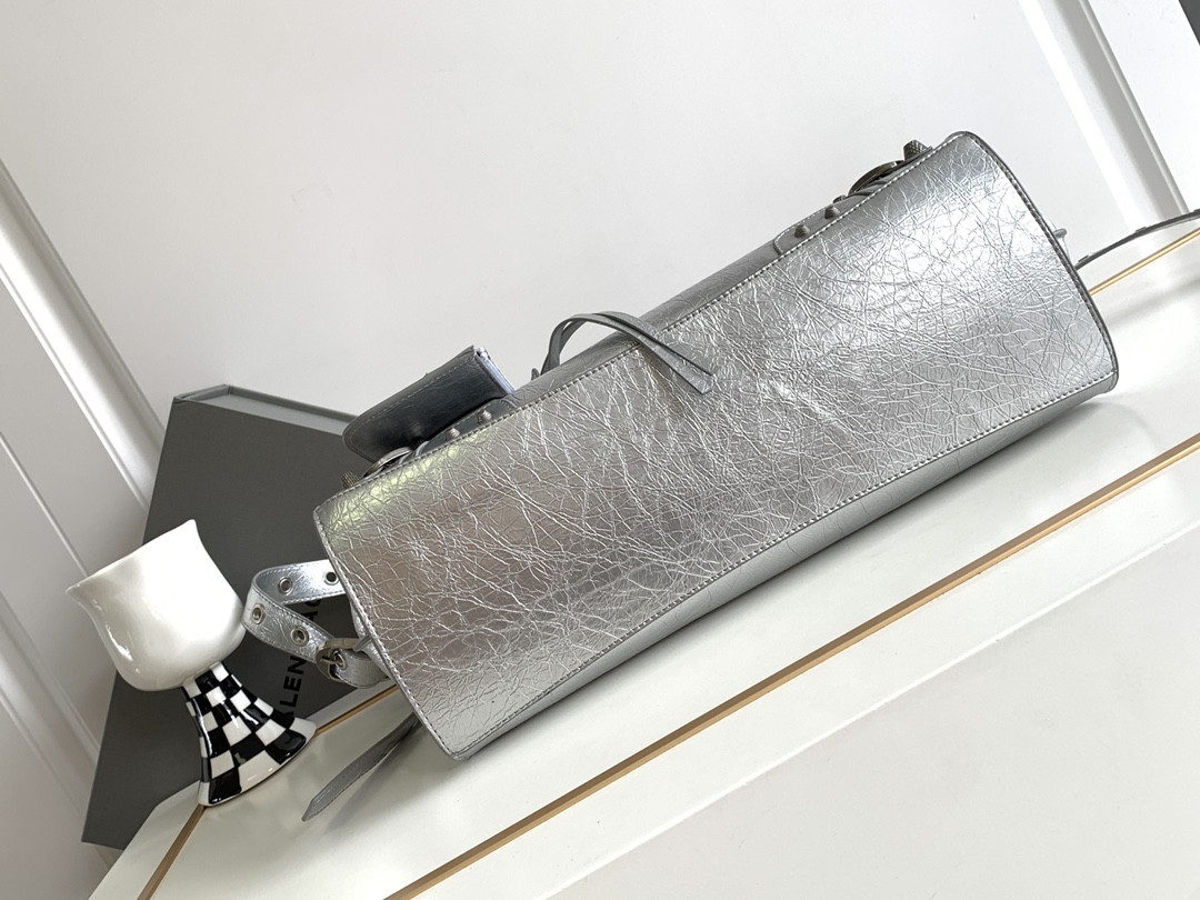 Balenciaga 大号Balenciagα巴黎最新款Neo cagole机车包这次配备了爱心小镜子