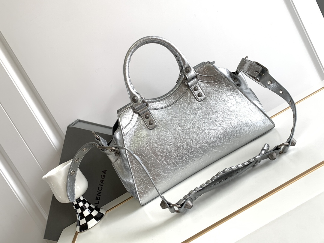 Balenciaga 大号Balenciagα巴黎最新款Neo cagole机车包这次配备了爱心小镜子
