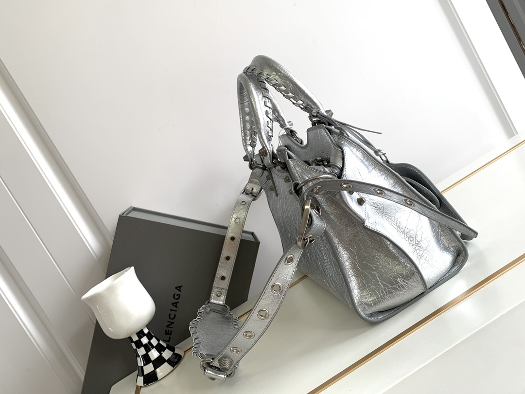 Balenciaga 大号Balenciagα巴黎最新款Neo cagole机车包这次配备了爱心小镜子