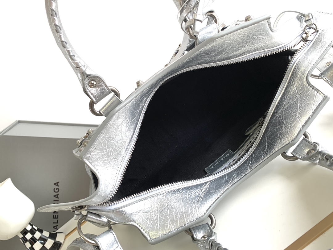 Balenciaga 大号Balenciagα巴黎最新款Neo cagole机车包这次配备了爱心小镜子