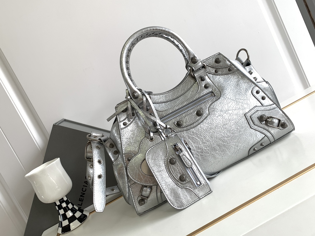 Balenciaga 大号Balenciagα巴黎最新款Neo cagole机车包这次配备了爱心小镜子