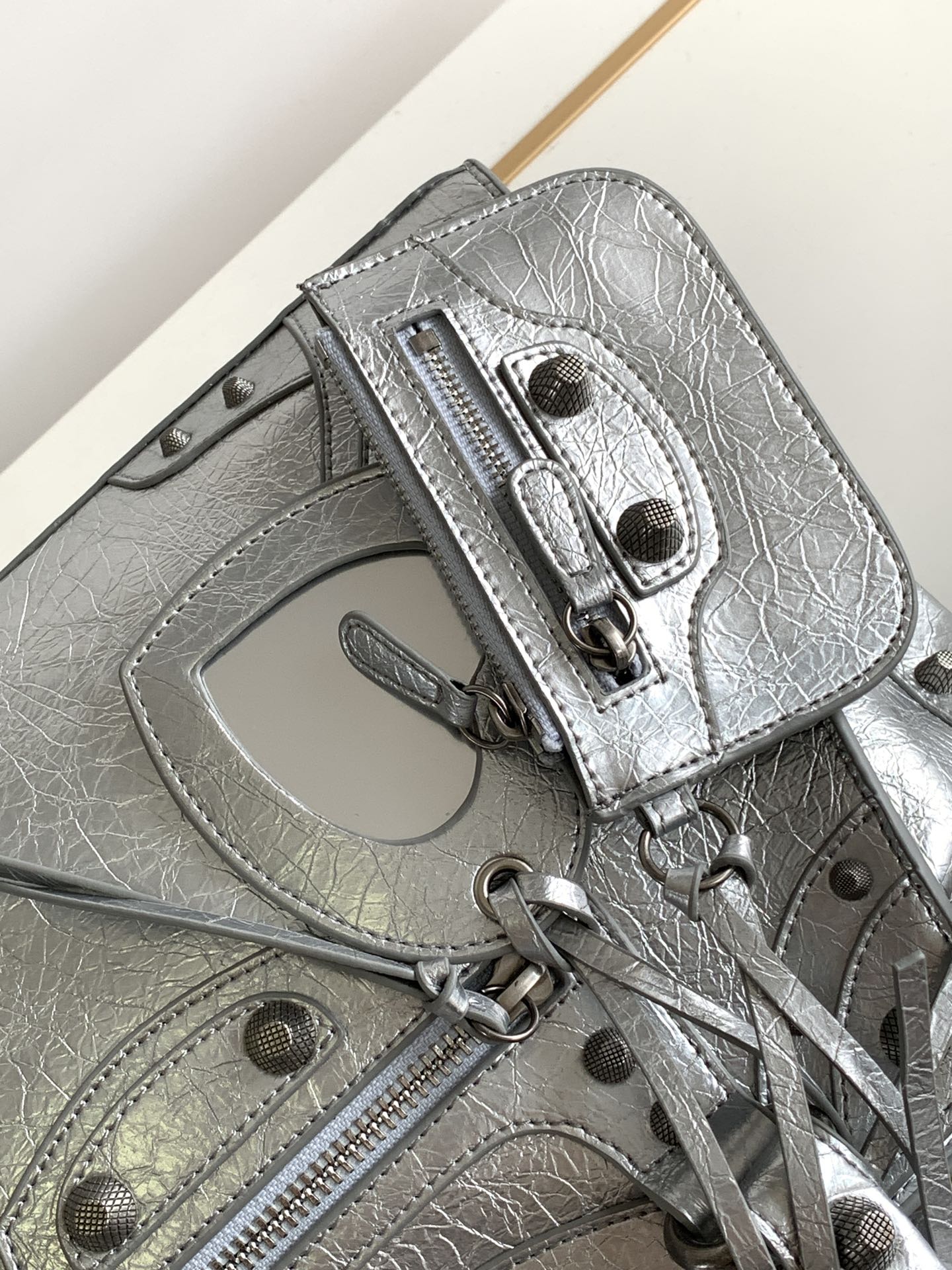 Balenciaga 大号Balenciagα巴黎最新款Neo cagole机车包这次配备了爱心小镜子