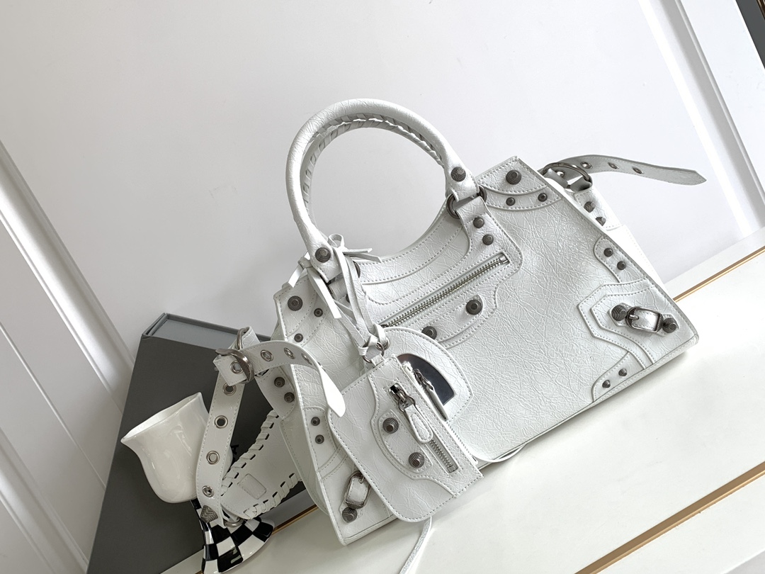 Balenciaga 小号Balenciagα巴黎最新款Neo cagole机车包这次配备了爱心小镜子