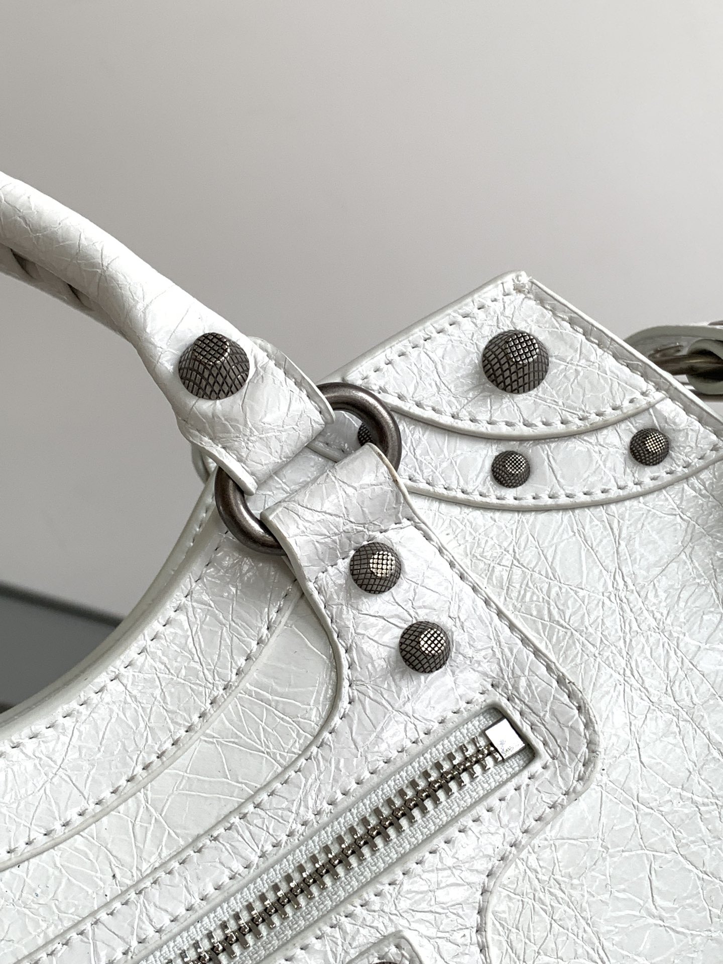Balenciaga 小号Balenciagα巴黎最新款Neo cagole机车包这次配备了爱心小镜子