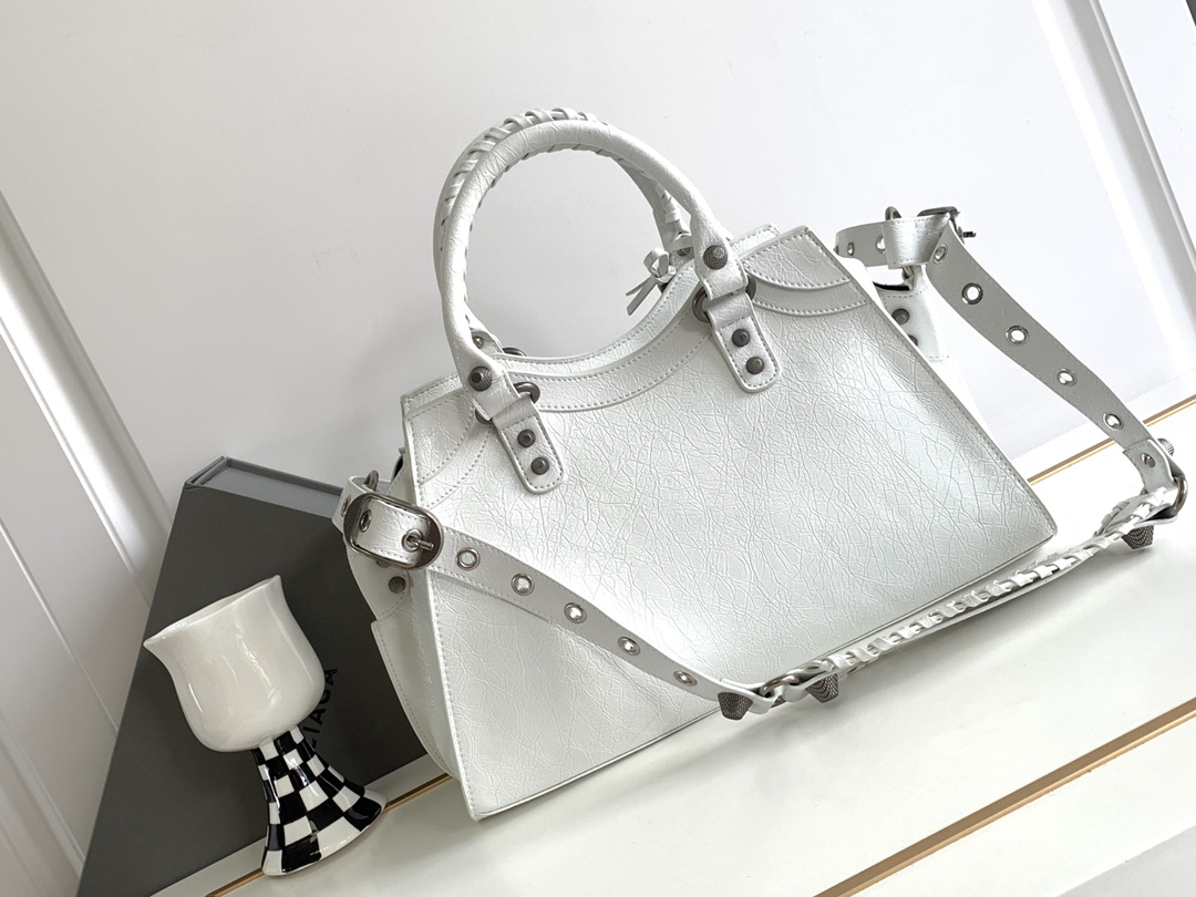 Balenciaga 小号Balenciagα巴黎最新款Neo cagole机车包这次配备了爱心小镜子