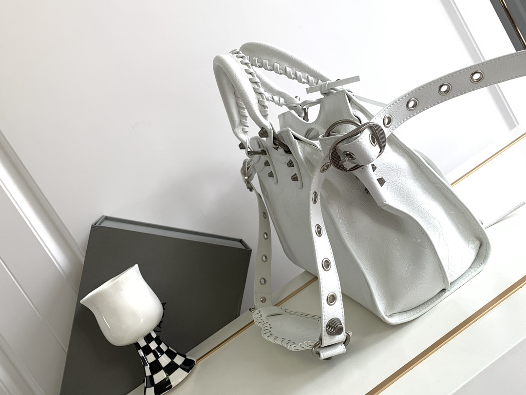 Balenciaga 小号Balenciagα巴黎最新款Neo cagole机车包这次配备了爱心小镜子