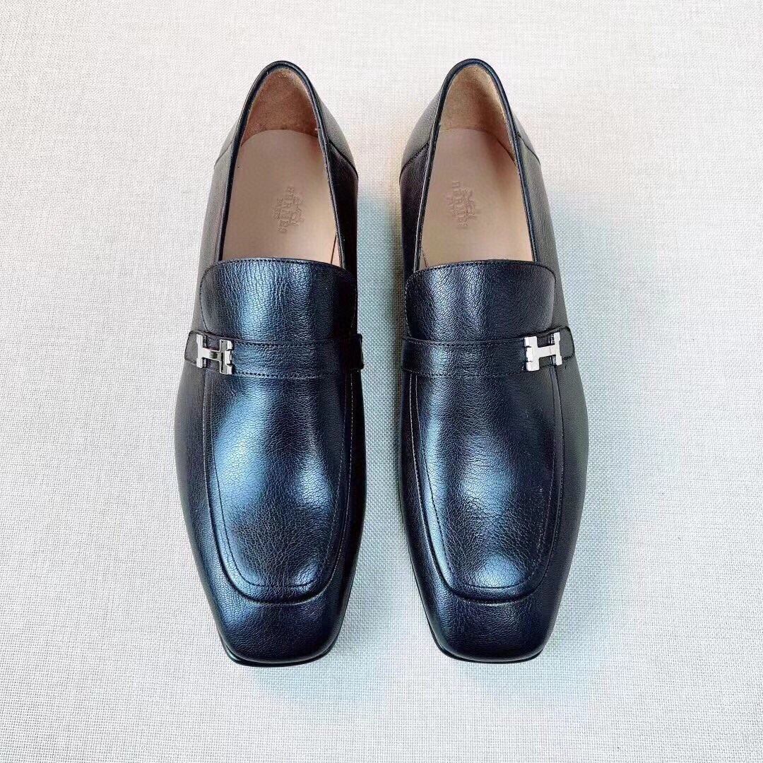 NO:679765,[H*] -High-end quality original order -Original imported goatskin, loafers -The inner foot pads are all made of top-grade cowhide, -Original custom-made leather outsole -High-quality leather surface matched with original fasteners, full of charm -Size 39-44 (38,45 customization is non-returnable and non-exchangeable) -,,loafers,cowhide,sheepskin,Leather soles19860909【H*】 -高端品质 原单 -原版进口山羊皮,乐福鞋 -内里垫脚均用顶级牛皮, -原版订制真皮大底 -优质的皮面与原单的扣件搭配,魅力十足 -Size 39-44（38,45定制不退不换） -,,loafers,cowhide,sheepskin,Leather soles,Men's shoes
