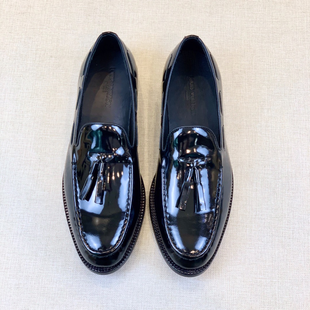 NO:679654,[L*] Original order - Imported Italian cow patent leather, genuine original order top-end goods, strict process in the processing factory - Use real cowhide outsole, original material (original cowhide sole) - Unparalleled quality, gentleman's high-end style - Exclusive noble wooden box, counter invoice, mahogany shoe horn - Noble classic black, luxurious burgundy, charming blue -size 39-45 -,,cowhide19860909【L*】原单 -进口意大利牛漆皮,真正原单顶级高端货,代加工厂严格工序 -釆用真正牛皮大底,原单材料（原厂牛皮底） -质量无与伦比,绅士高档风所属 -尊享高贵木箱,专柜发票,红木鞋拔 -高贵经典黑,奢华酒红,魅力蓝 -size 39-45 -,,cowhide,Men's shoes