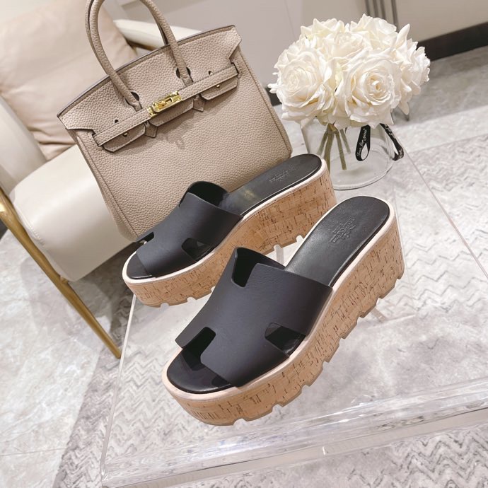 NO:237719,Hermes early spring new style, I-shaped thick-soled slippers, my family is cowhide footbed leather~ The benefits of a small MM are here. The outsole is an anti-slip wear-resistant bottom design Size35-40 (40 no return or exchange), slippers, hermes, slippers, cowhide19860909爱马仕早春新款、工字型厚底拖鞋、我家出的是牛皮垫脚皮～ 小个子MM的福利来啦 大底是防滑耐磨底片设计 Size35-40（40不退换）,拖鞋,hermes,slippers,cowhide,Women's Shoes