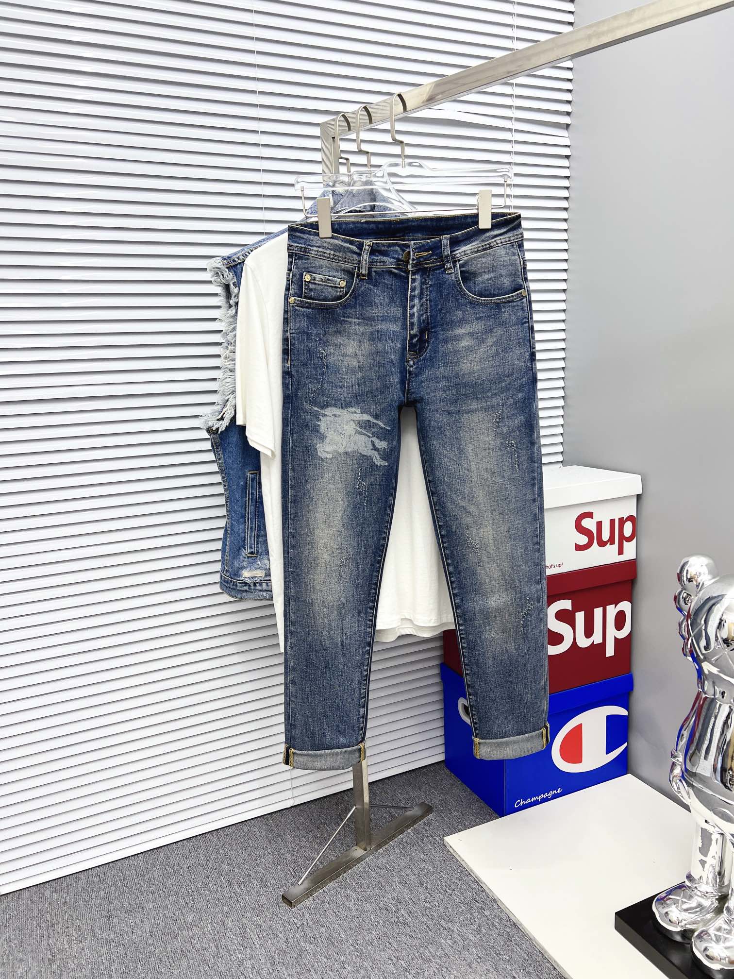 NO:527764,[Burberry] 2025 new products available in counters. The original 1:1 product for physical stores, suitable for all ages. The highest version of imported European fabrics in Europe is comfortable, soft and skin-friendly, with super cool and fashionable and versatile effect, straight and stylish, a must-have for the wardrobe!  Suitable for any occasion Size: 29-38, burberry, jeans, alexander wang19860909【巴宝莉】 2025新款新品 专柜有售 实体店极品牛仔裤专柜原版1:1好货,适合各个年龄段.市场最高版本的欧洲进口面料.舒适柔软亲肤,上身效果超级棒时尚百搭,笔挺有型,衣橱必备！适合任何场合穿着 尺码:29-38,,burberry,jeans,alexander wang,Men's clothing