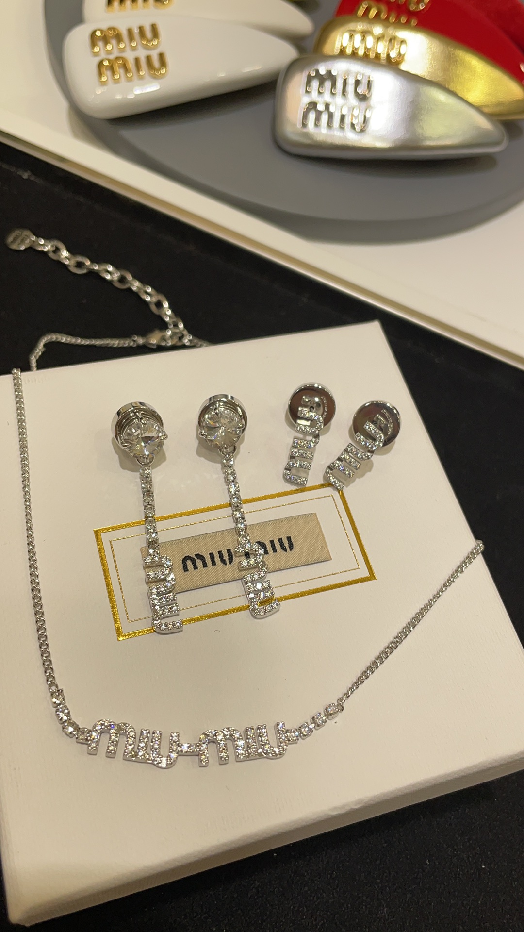 NO:633657,88200. Today’s new product purchase is yb’s new silver full-diamond letter pendant earrings. Refreshing and simple full-diamond letter design. Girlishness and nobility coexist. Super beautiful for daily wear. Full of sophistication. Purchased from yb. Customized. Zircon material. Ear plugs, CNC technology, Cardia high-end jewelry.1986090988200.今日新品购入yb 新款银色满钻字母吊坠耳钉 清爽简单的满钻字母设计 少女心与贵气感并存 日常佩戴超好看 精致感满满 购入yb定制 锆石材质 耳堵cnc工艺,,卡迪亚高端饰品,Jewelry