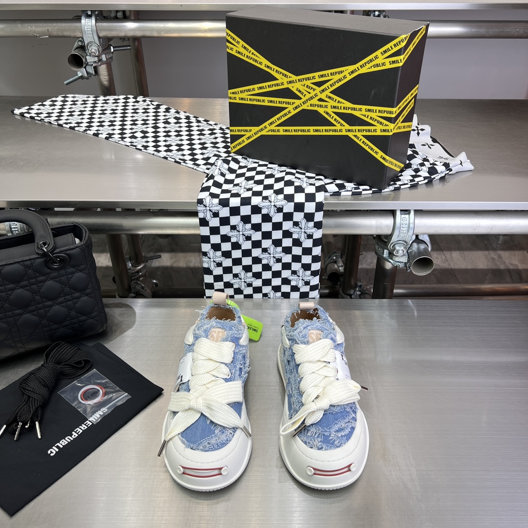 SmileReblic Canvas Shoes: Latest Couple Leisure Sneakers in Tan Color.