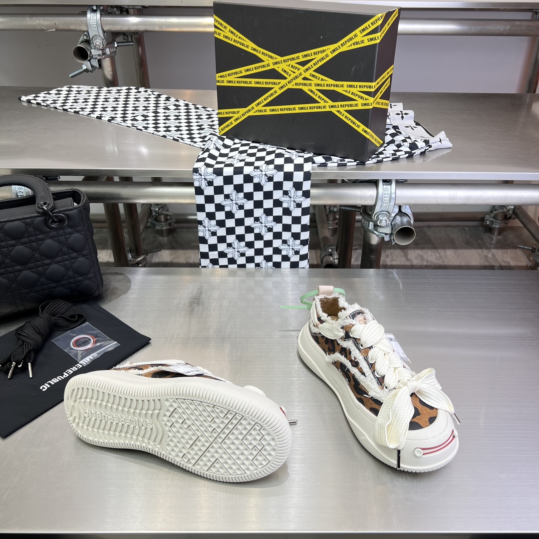 Review of SmileReblic Top Version Canvas Shoes: Same Size, Thick Base, Latest Tan Color. - 图片 3