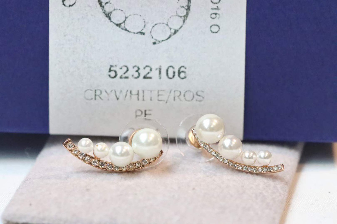  swarovski 豌豆珍珠耳钉

这款独特迷人的螺旋形项链，以从小到大排列的白色合成水晶珍珠，搭配透