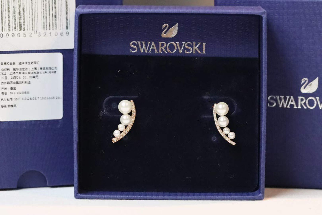  swarovski 豌豆珍珠耳钉

这款独特迷人的螺旋形项链，以从小到大排列的白色合成水晶珍珠，搭配透
