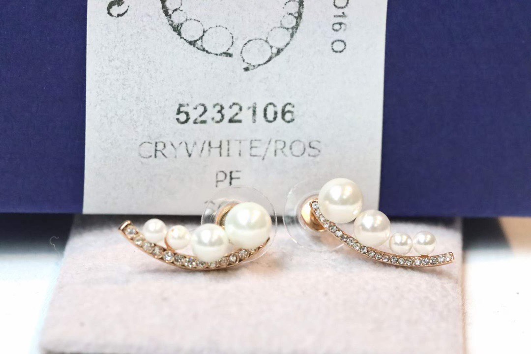  swarovski 豌豆珍珠耳钉

这款独特迷人的螺旋形项链，以从小到大排列的白色合成水晶珍珠，搭配透