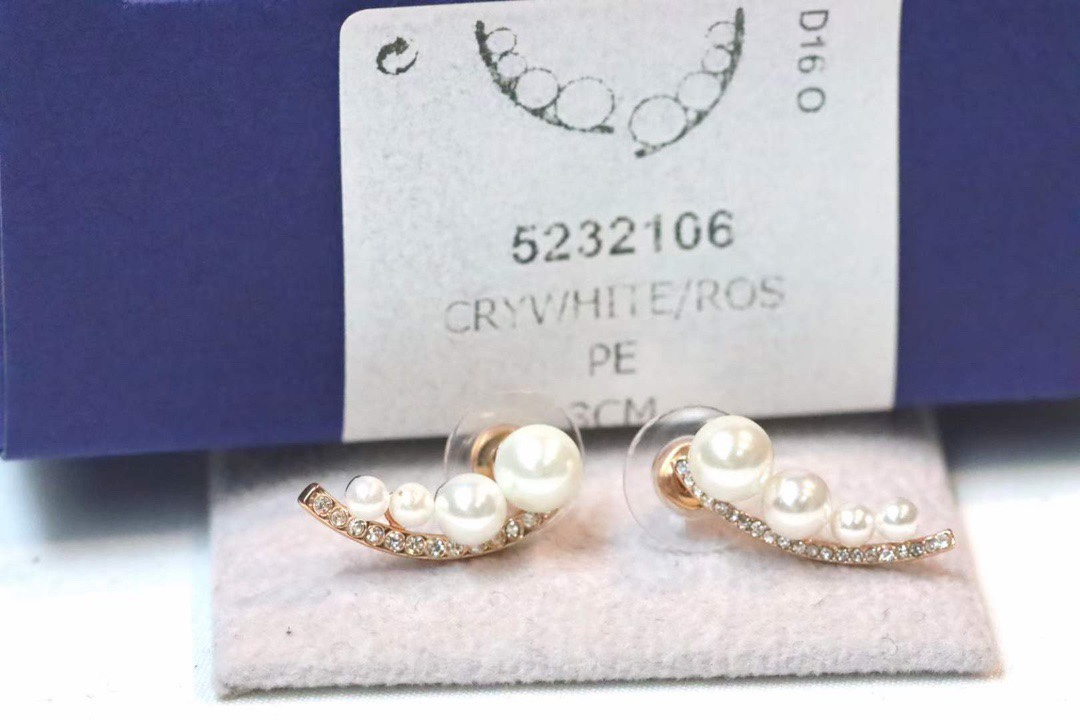  swarovski 豌豆珍珠耳钉

这款独特迷人的螺旋形项链，以从小到大排列的白色合成水晶珍珠，搭配透