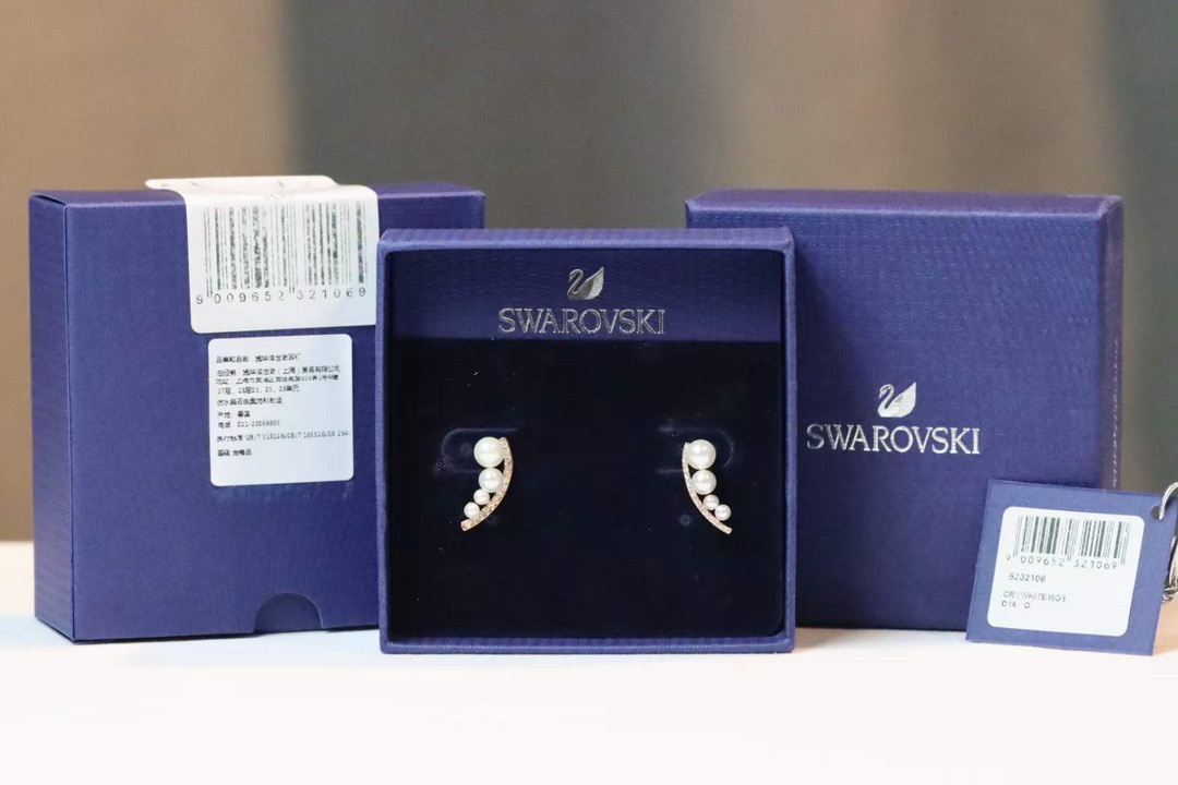  swarovski 豌豆珍珠耳钉

这款独特迷人的螺旋形项链，以从小到大排列的白色合成水晶珍珠，搭配透