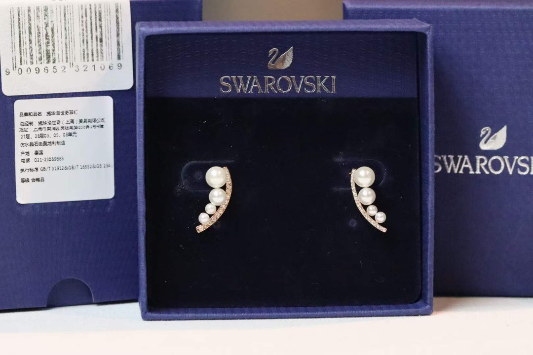 swarovski 豌豆珍珠耳钉

这款独特迷人的螺旋形项链，以从小到大排列的白色合成水晶珍珠，搭配透