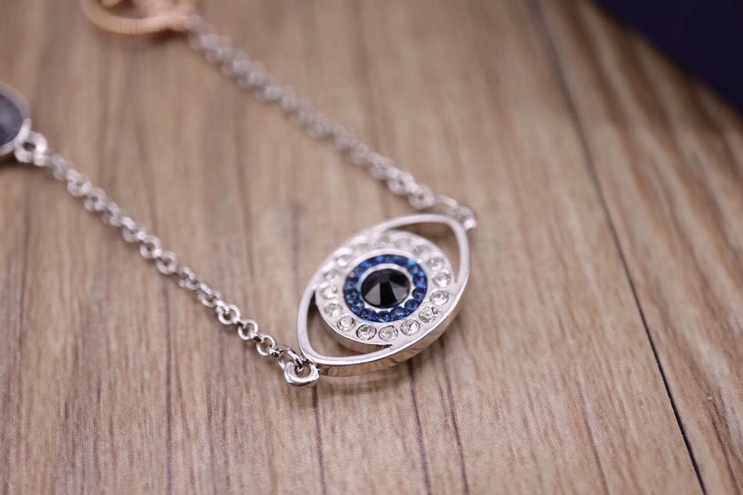 ❤️85包邮/原单代购级别
施华洛世奇Swarovski 恶魔之眼 磁扣手链

充满象征意义的饰链，揉合了恶魔之眼与金属字母等装饰，既可作手链佩戴，又可变成别具一格的包覆式手链束项链或项链。