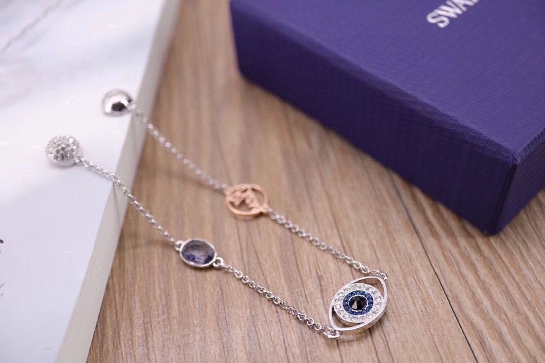 ❤️85包邮/原单代购级别
施华洛世奇Swarovski 恶魔之眼 磁扣手链

充满象征意义的饰链，揉合了恶魔之眼与金属字母等装饰，既可作手链佩戴，又可变成别具一格的包覆式手链束项链或项链。