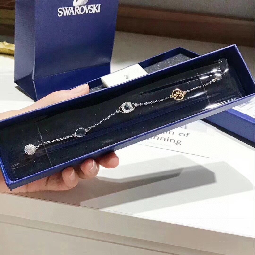 ❤️85包邮/原单代购级别
施华洛世奇Swarovski 恶魔之眼 磁扣手链

充满象征意义的饰链，揉合了恶魔之眼与金属字母等装饰，既可作手链佩戴，又可变成别具一格的包覆式手链束项链或项链。